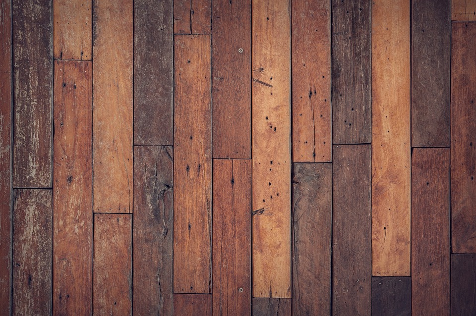 Drewniane panele czy parkiet – porównanie kosztów i funkcjonalności