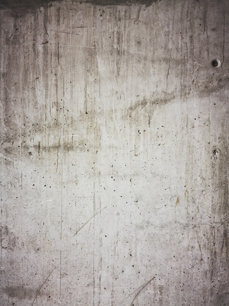 Jakie są etapy renowacji powierzchni starych ścian i jaki jest ich koszt?